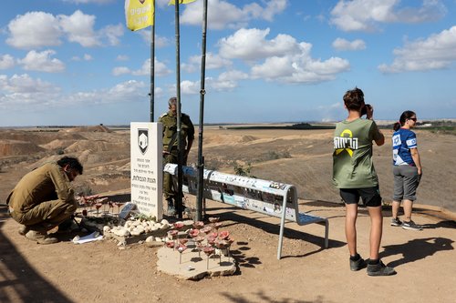 Spomenik padlim vojakom v Izraelu, v ozadju Gaza