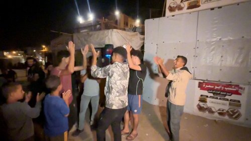 Palestinci v Han Junisu slavijo dogovor med Izraelom in Hamasom