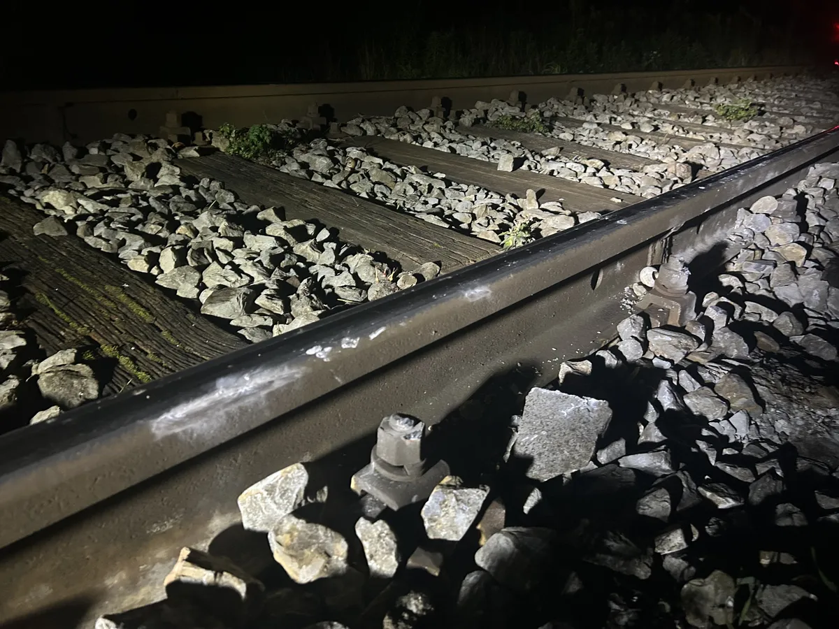 Vlak trčil v avto, ki je voznici ugasnil na tirih. Lažje poškodovano prepeljali v bolnišnico