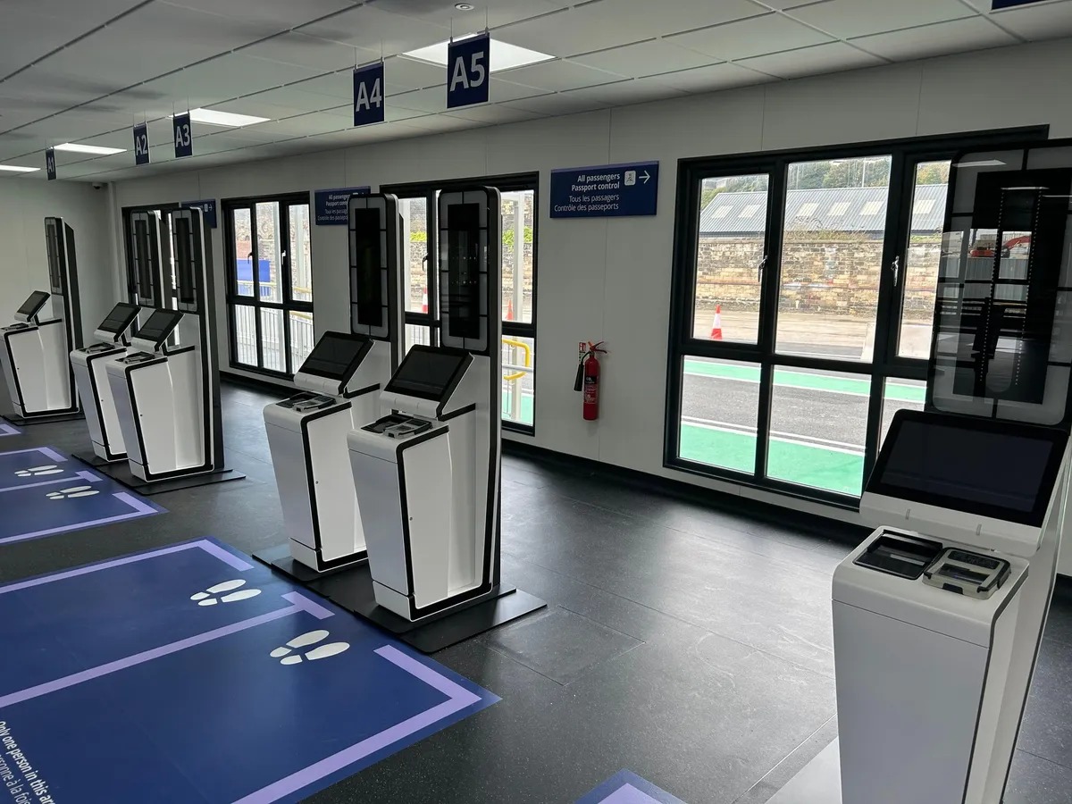 Letališča zaradi novih pravil poročajo o kaosu, Komisija navedbe o težavah zavrača