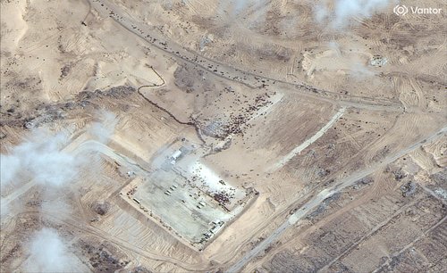 Satelitski posnetki ljudi v Gazi, ki čakajo na hrano