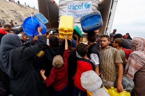 Palestinci v Gazi prejemajo humanitarno pomoč