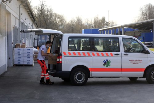 Slovenija, Ljubljana, 20.03.2020, 20. marec 2020 Zdravstveni delavec naklada v kombi ZD Trbovlje saniteni material iz skladišča civilne zaščite .kronavirus, Covid 19, Foto: Borut Živulović /BOBO