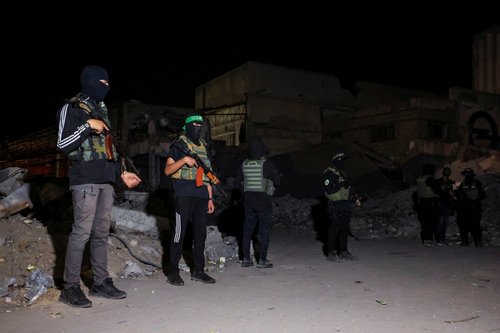 Borci Hamasa ob predaji posmrtnih ostankov izraelskih talcev