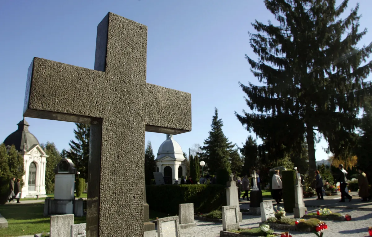 Poslovanje z grobovi: čeprav je možen samo najem, jih ljudje na spletu prodajajo