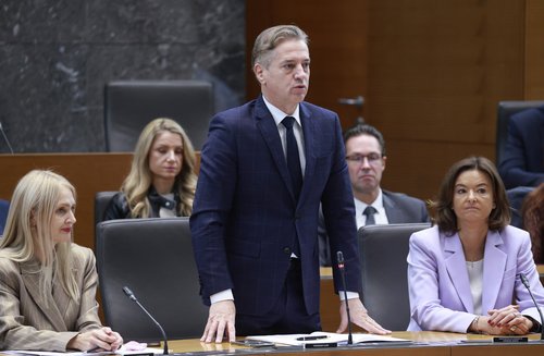 Robert Golob, poslanska vprašanja