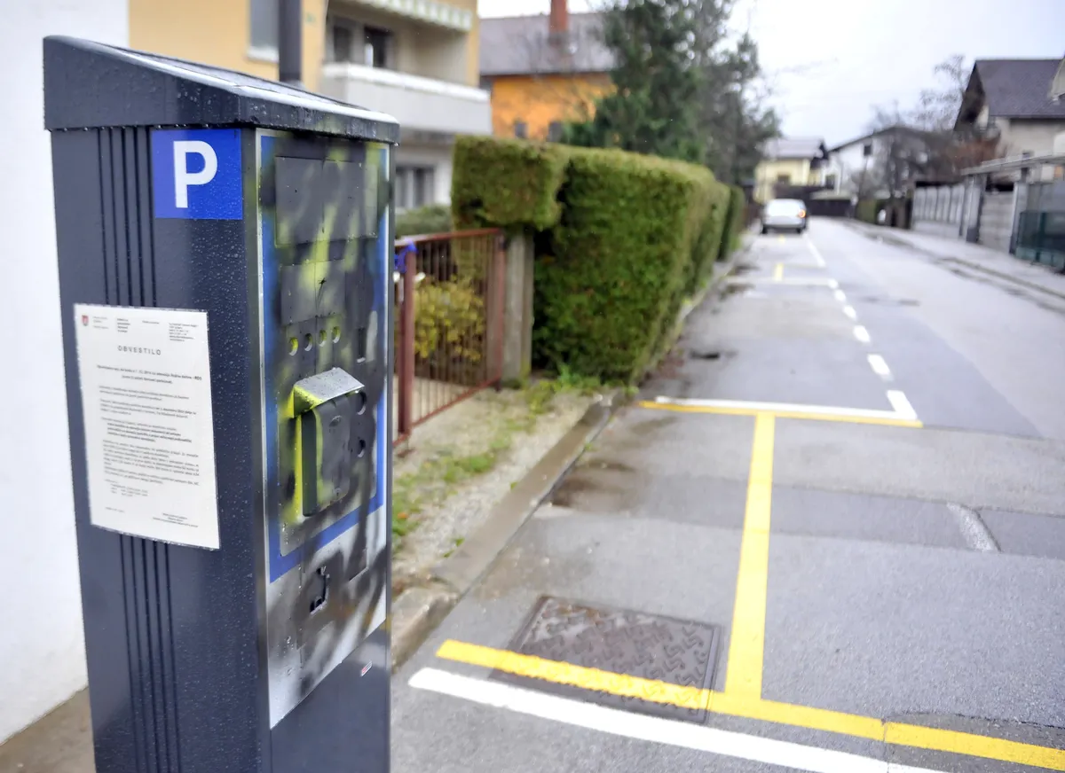 Nasprotniki novih pravil parkiranja v Ljubljani zbirajo podpise za referendum