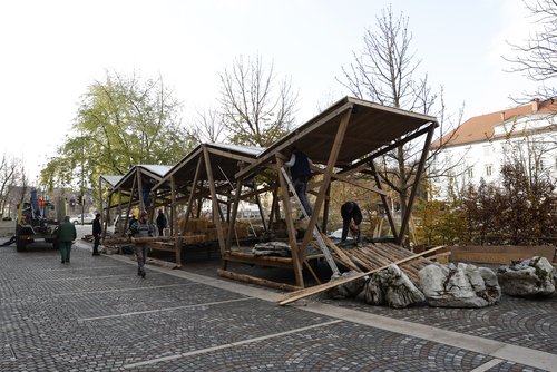 Postavljanje hišic za adventni sejem v Ljubljani