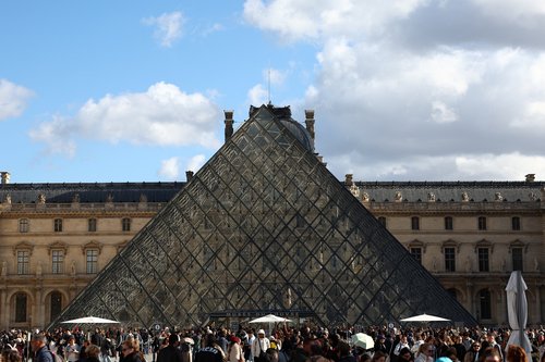 Muzej Louvre v Parizu