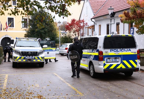 Policisti varujejo prihod Roberta Goloba na novomeško občino