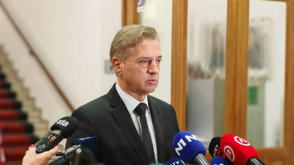 V ŽIVO: Vlada po večurni seji občinskega sveta še pred novinarje