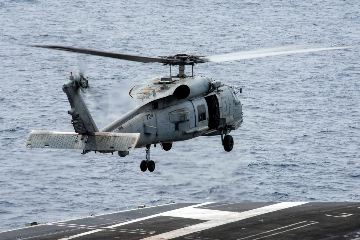 Po vzletu z letalonosilke v morje strmoglavila letalo in helikopter ameriške vojske