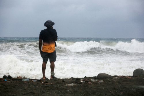 Viski valovi ob obali Jamajke