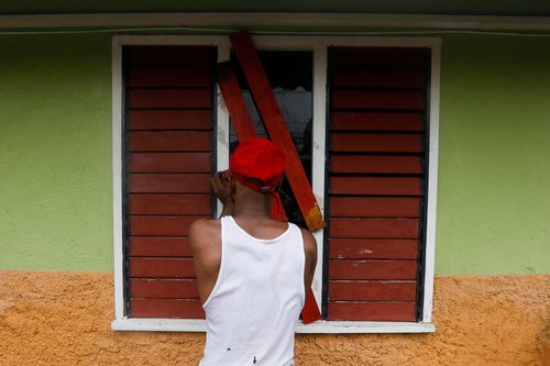 Domačini na Jamajki se pripravljajo na prihod orkana Melissa