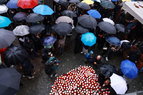 Slovenija, Novo mesto, 26.10.2025, 26. oktober 2025Ljudje prižigajo sveče v spomin moškega ki je umrl pred lokalom patriot, družba,Foto: Borut Živulović/F.A.Bobo