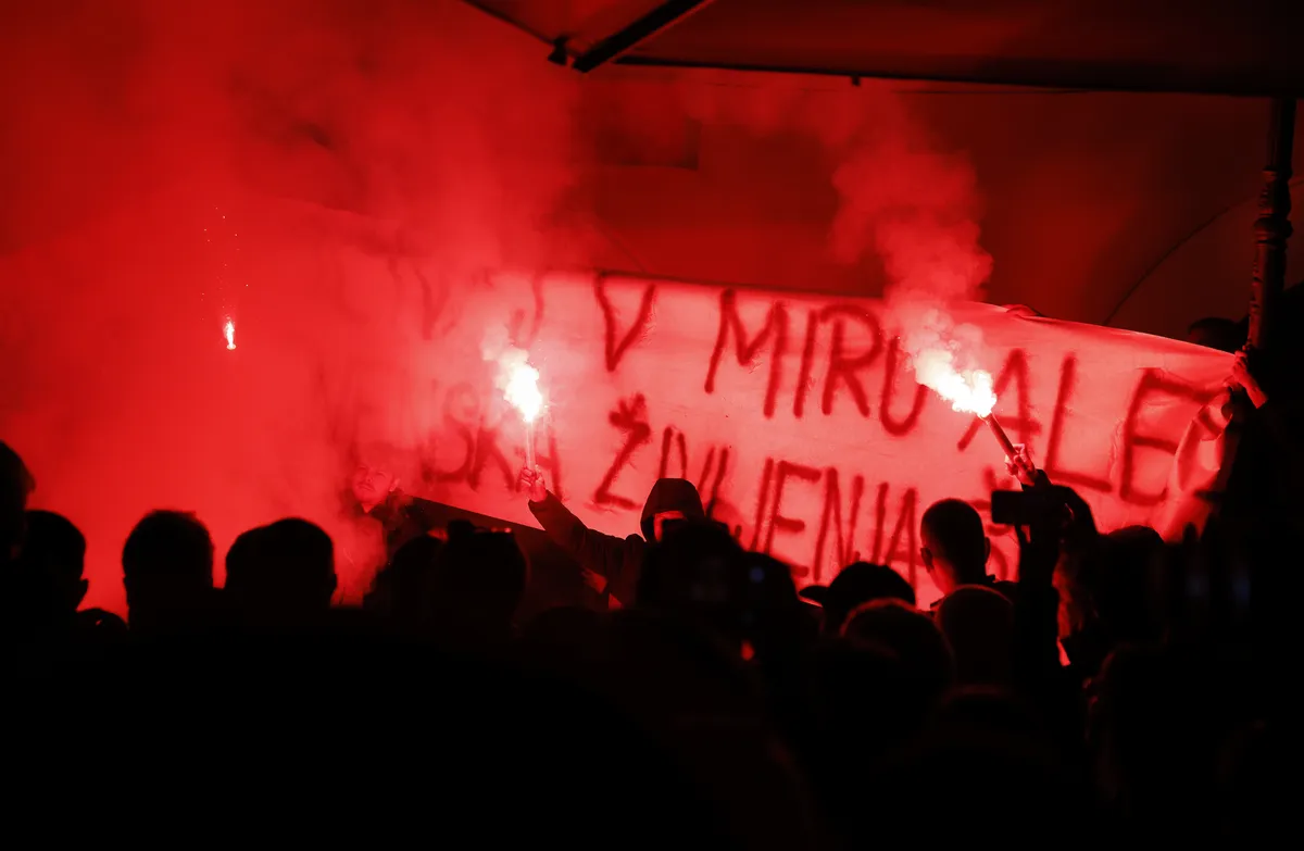 Poglejte posnetek prižiga ene od bakel in skupine, ki je stala za tem (VIDEO)