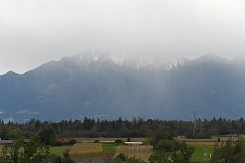 Slovenija, Medvode, 14.09.2024, 14. avgust 2024Nevihtni oblaki z močnejšim vetrom prihajajo iz severa. Narava, vreme, nevihte, veter, sneg v gorah,Foto:Žiga Živulović jr./BOBO