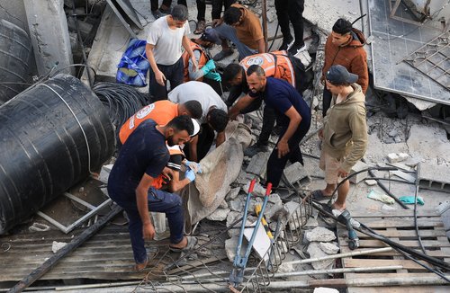 V Gazi izpod ruševin rešujejo ranjene