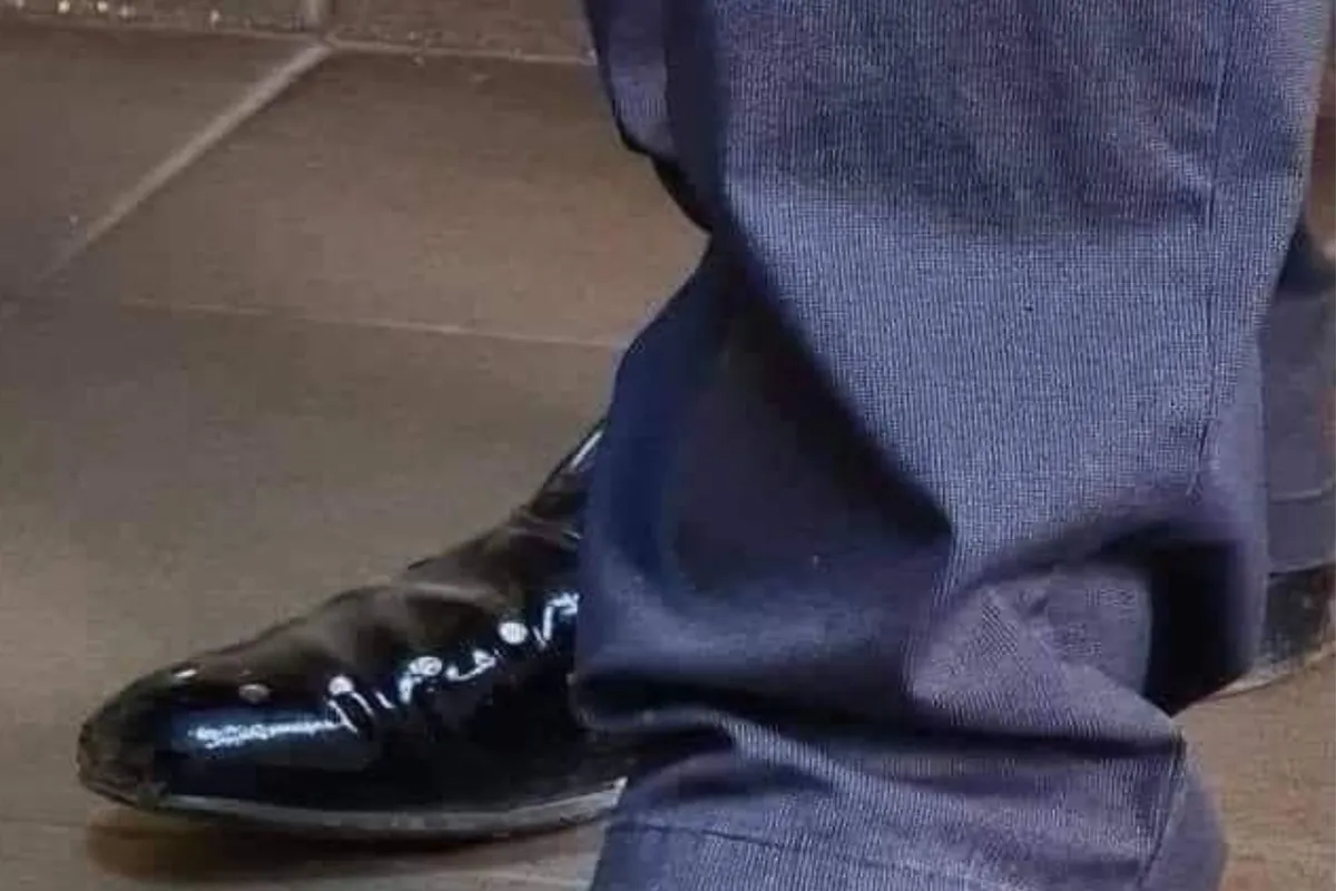 Posebna izbira čevljev moškega nasmejala splet (FOTO)