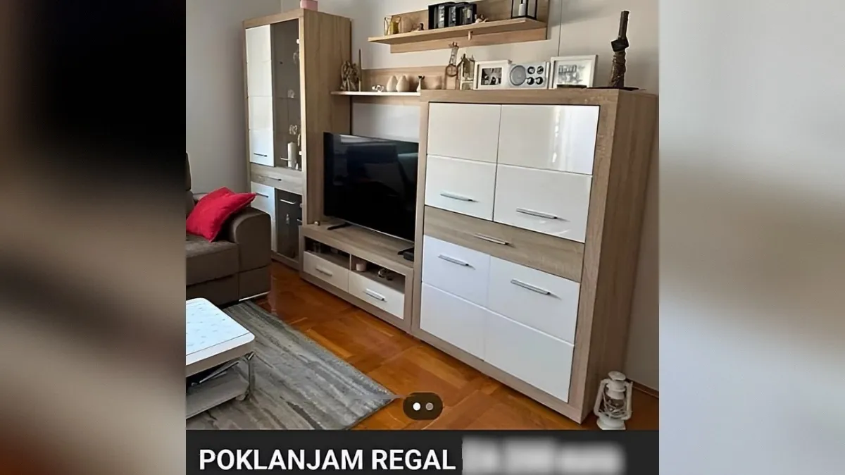 "Podarjam regal …" Oglas iz soseščine, ki je nasmejal regijo