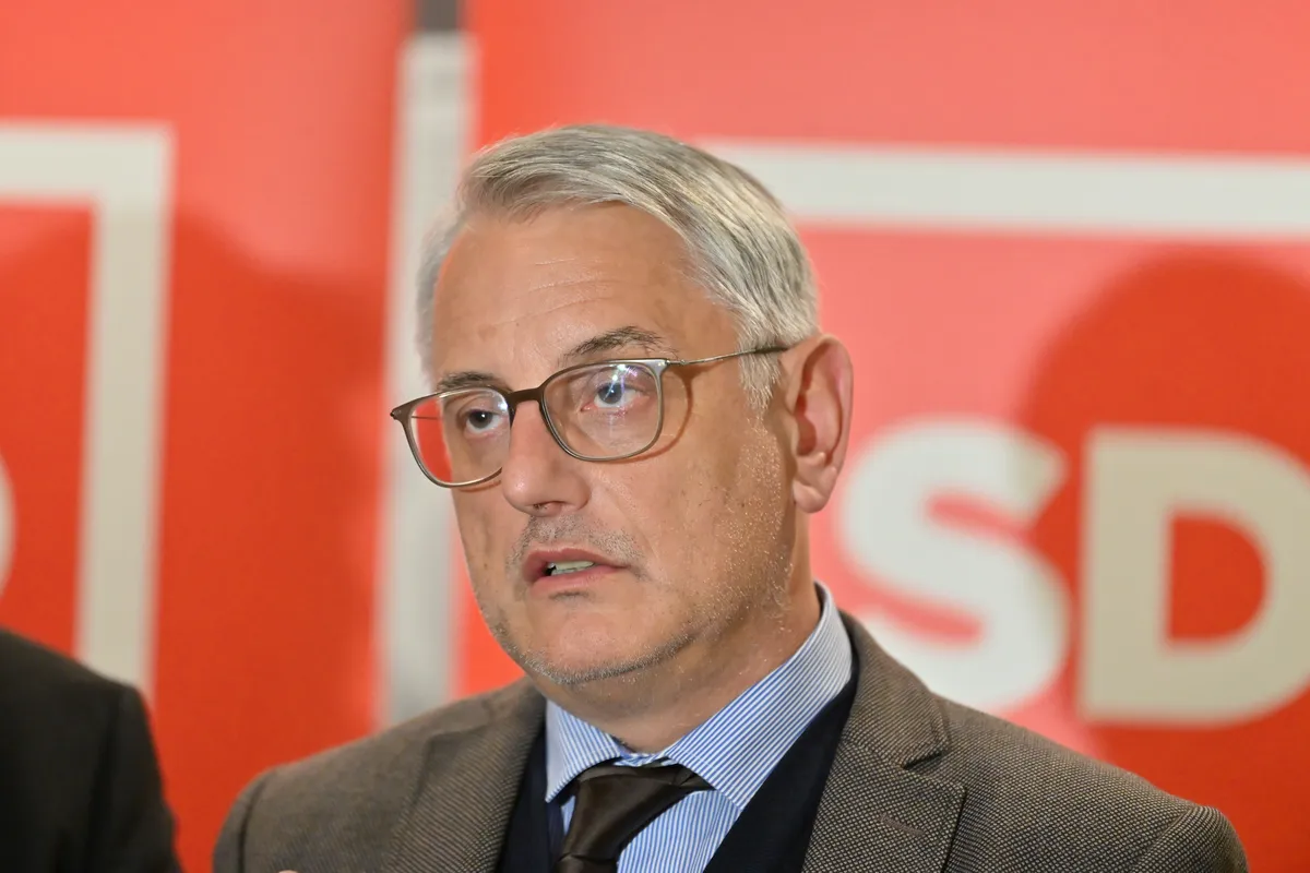 Je Matjaž Han v poslansko skupino SD zvabil vodjo poslancev Levice?