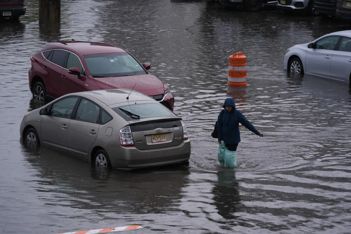 Močno deževje zalilo New York: umrli dve osebi, ponekod padli padavinski rekordi
