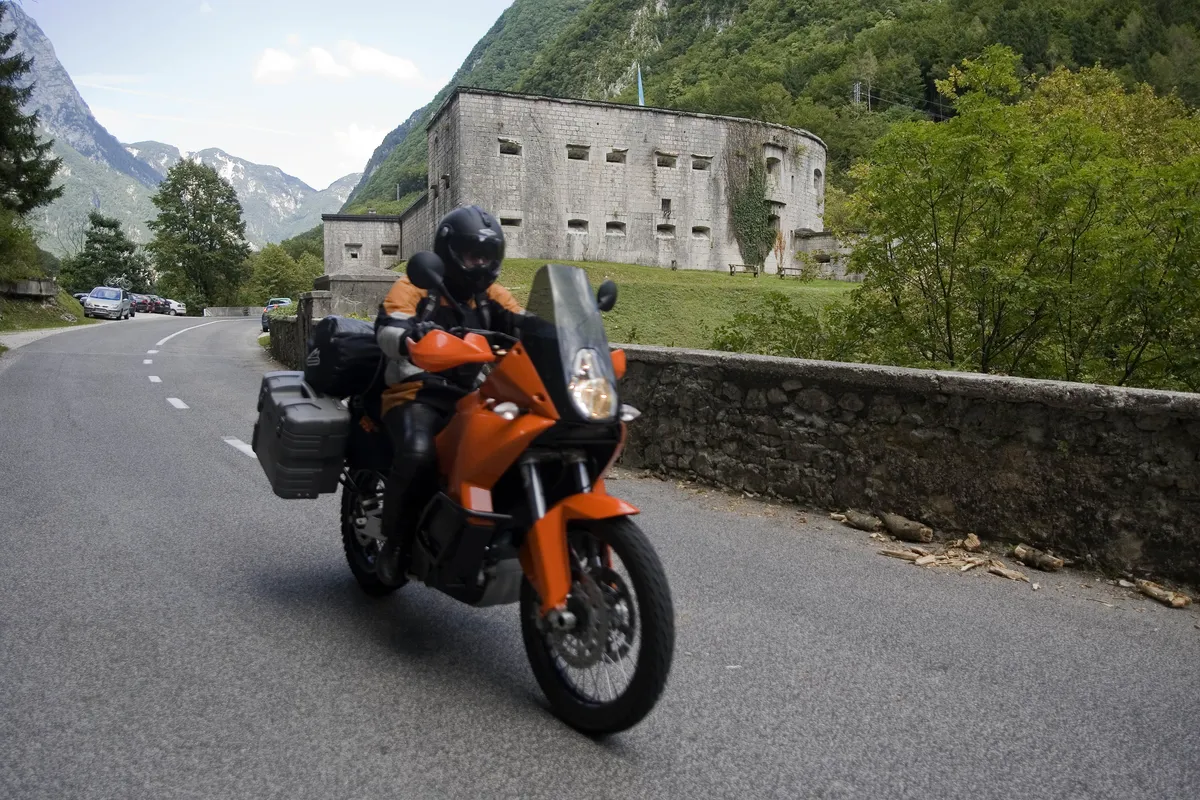 Zapore ceste pri Klužah, ki je razburila domačine, za zdaj še ne bo