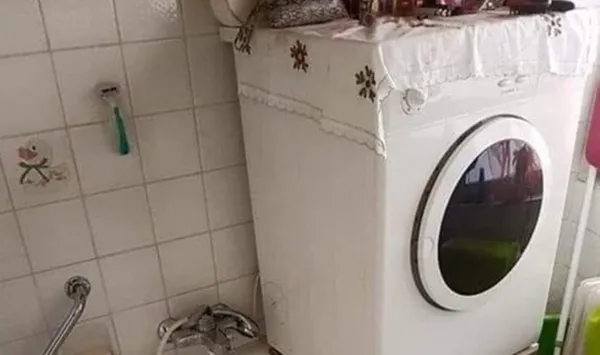 Vnuk slikal babičino kopalnico: ne boste verjeli, kje stoji pralni stroj