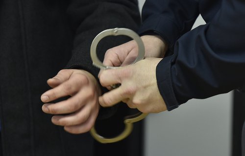 aretacija, lisice, sodišče, zločin