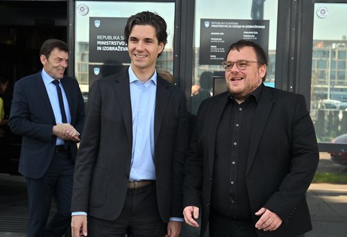 Luka Mesec in Simon Maljevac ob obisku klicnega centra 114