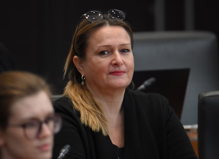 Poslanka Svobode Janšo označila za "črnuharja" in se zavila v molk. Molči tudi Svoboda