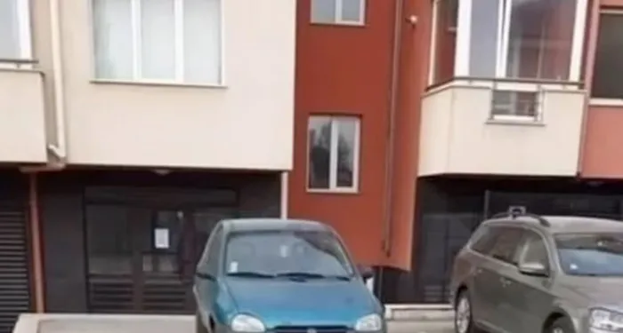 Ni bilo prostega parkinga, a Srb se je znašel: fotografija je spletni hit