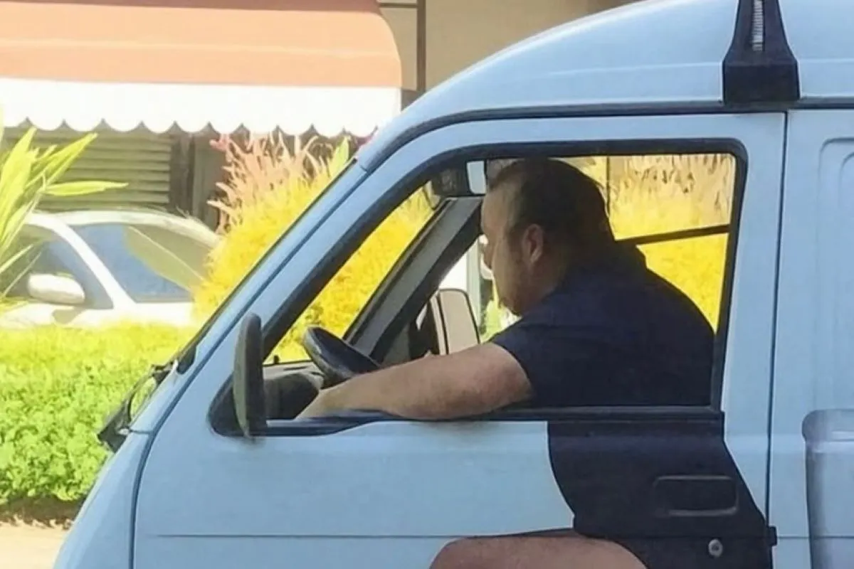 Odlično se je znašel: na kombi nalepil reklamo, ki je ni mogoče spregledati (FOTO)