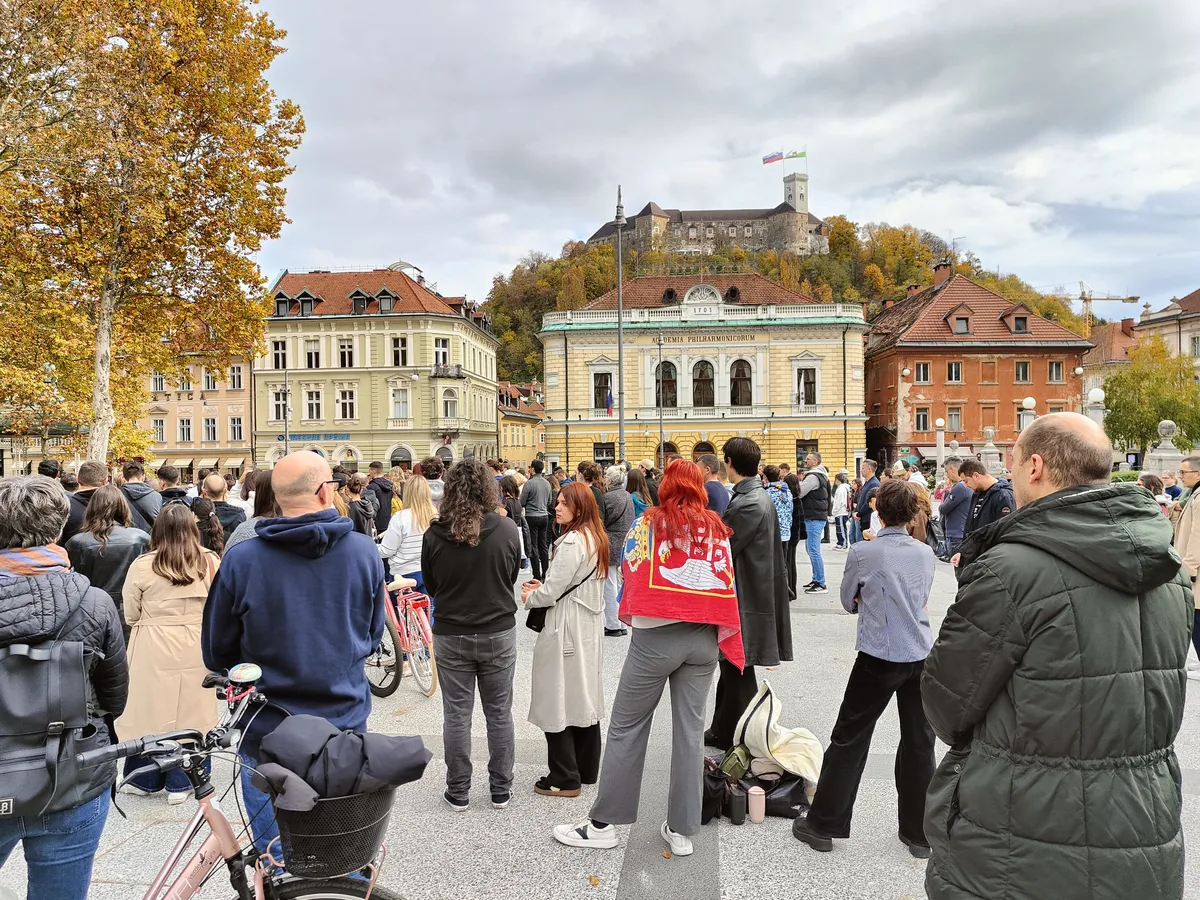 Ob 11.52 za 16 minut obmolknili tudi v Ljubljani