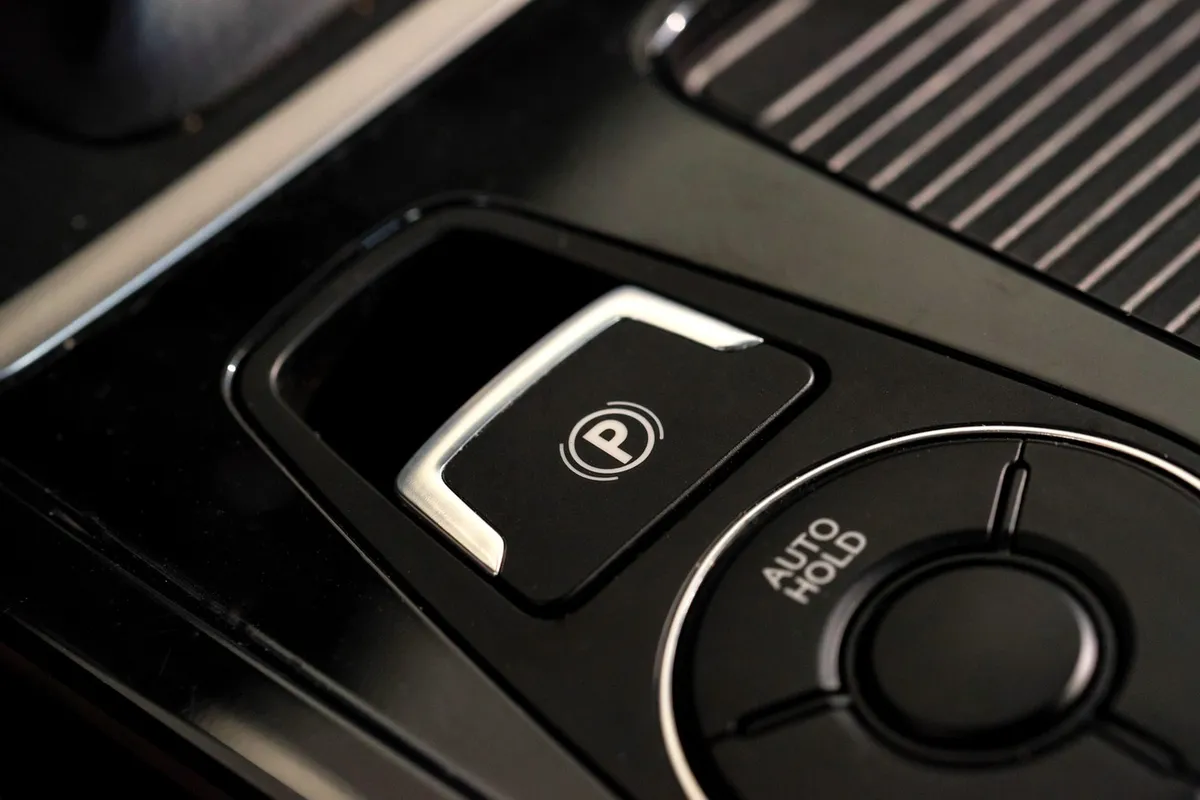 Mož ni potegnil ročne zavore, ženina reakcija pa je presenetila vse (VIDEO)