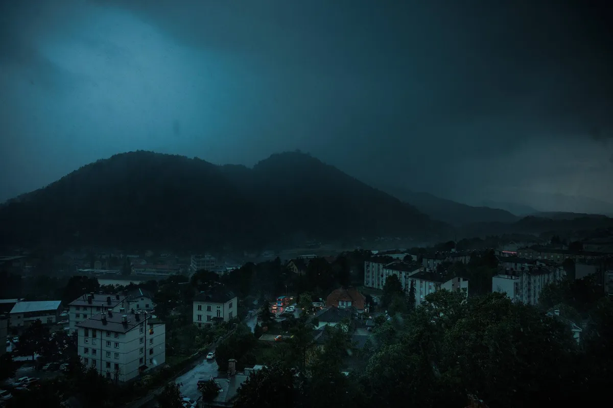 Pred nami buren vremenski preobrat: prihajajo nevihte, veter in ponekod celo sneg