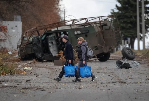 Prebivalci v ukrajinskem mestu Konstantinovka tik ob fronti