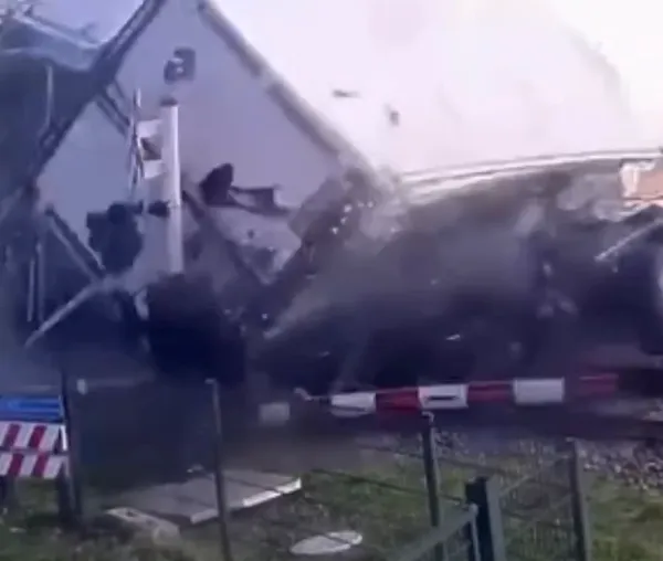 Tovornjak ostal ujet na tirih, vanj z vso silo treščil potniški vlak (VIDEO)