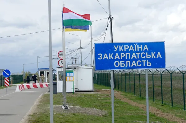 Filmski pobeg: Madžar z avtom zrušil zapornico in prebegnil iz Ukrajine (VIDEO)