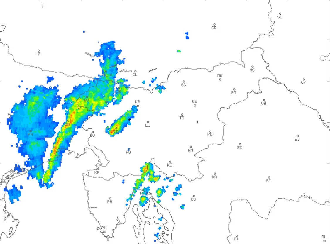 Na zahodu države že prve padavine. Poglejte, kako se premikajo
