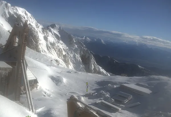 Za nami burna noč, spustila se je tudi meja sneženja: kje je bilo najhuje?