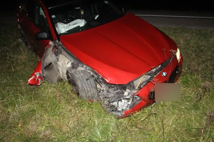 Z avtom je podrl betonski steber, a to ni njegova največja težava (FOTO)