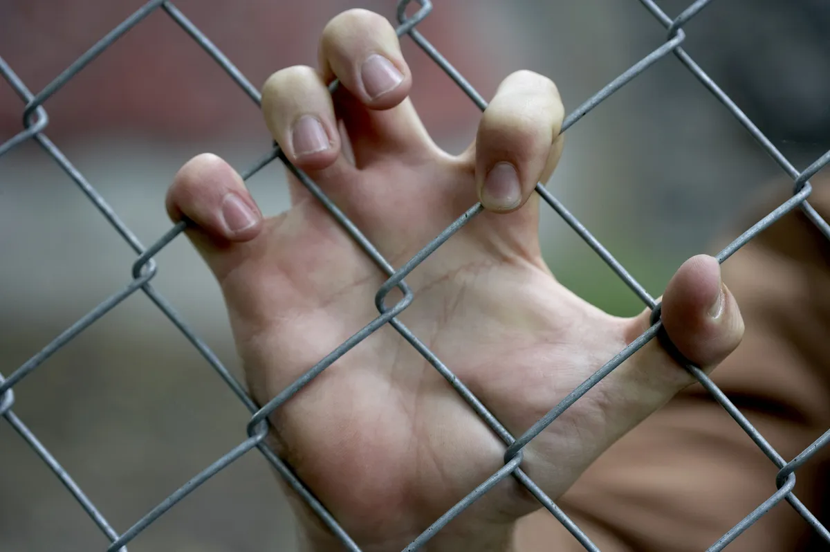 Na Švedskem uvajajo strožje kazni za mladoletnike: v zapor že 13-letniki