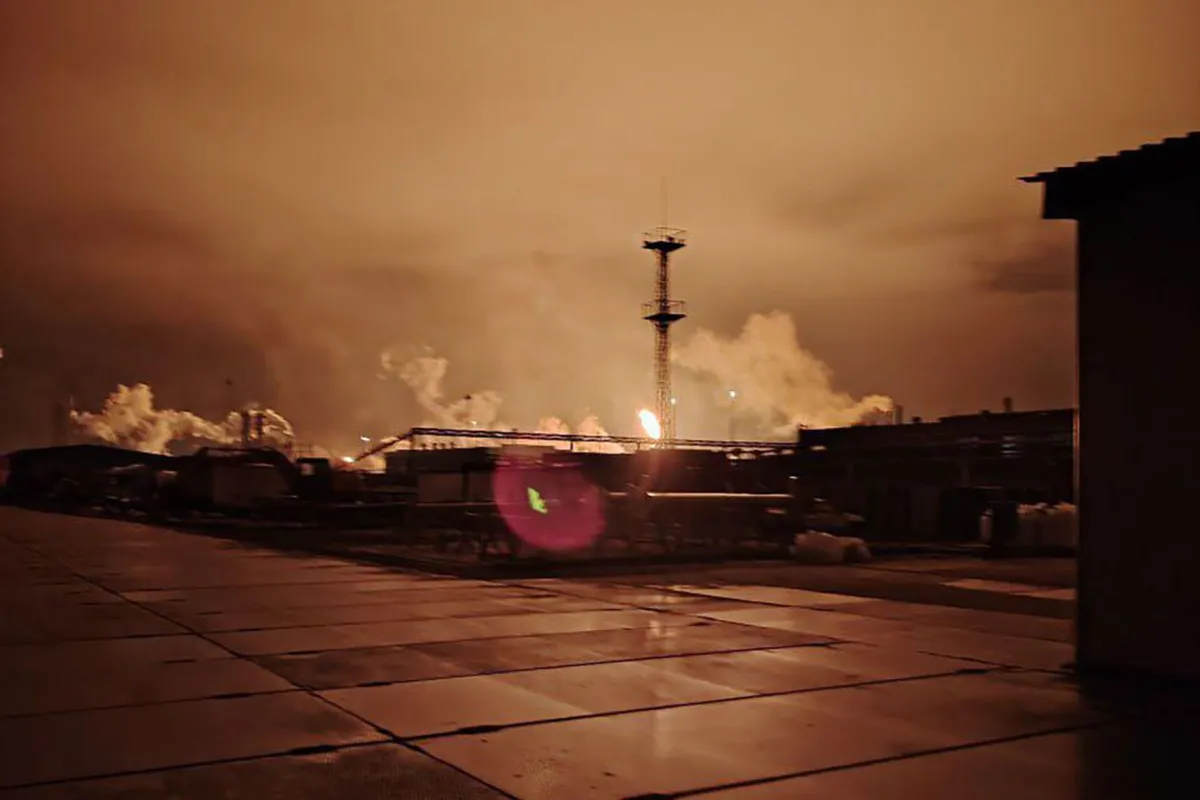 Eksplozija in požari po ukrajinskem napadu na petrokemično tovarno v Rusiji