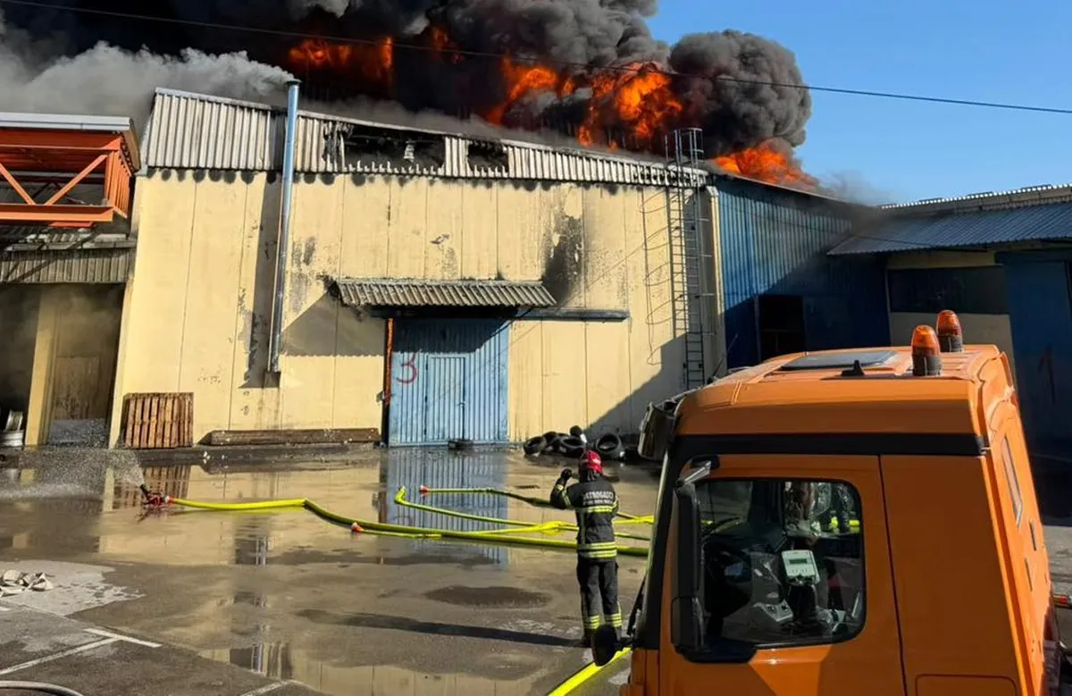 Pri Zagrebu v skladišču podjetja izbruhnil večji požar