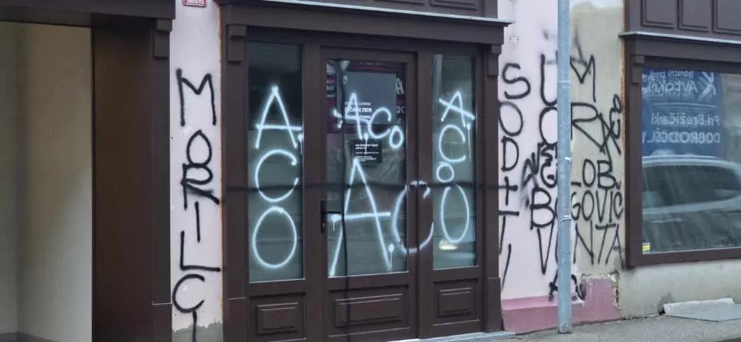 Po Šutarjevi smrti vandali večkrat popisali pisarno Gibanja Svoboda v Brežicah