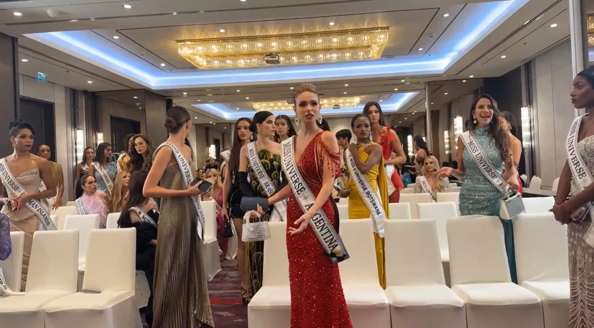 Škandal na izboru za Miss Universe: več predstavnic odkorakalo iz dvorane