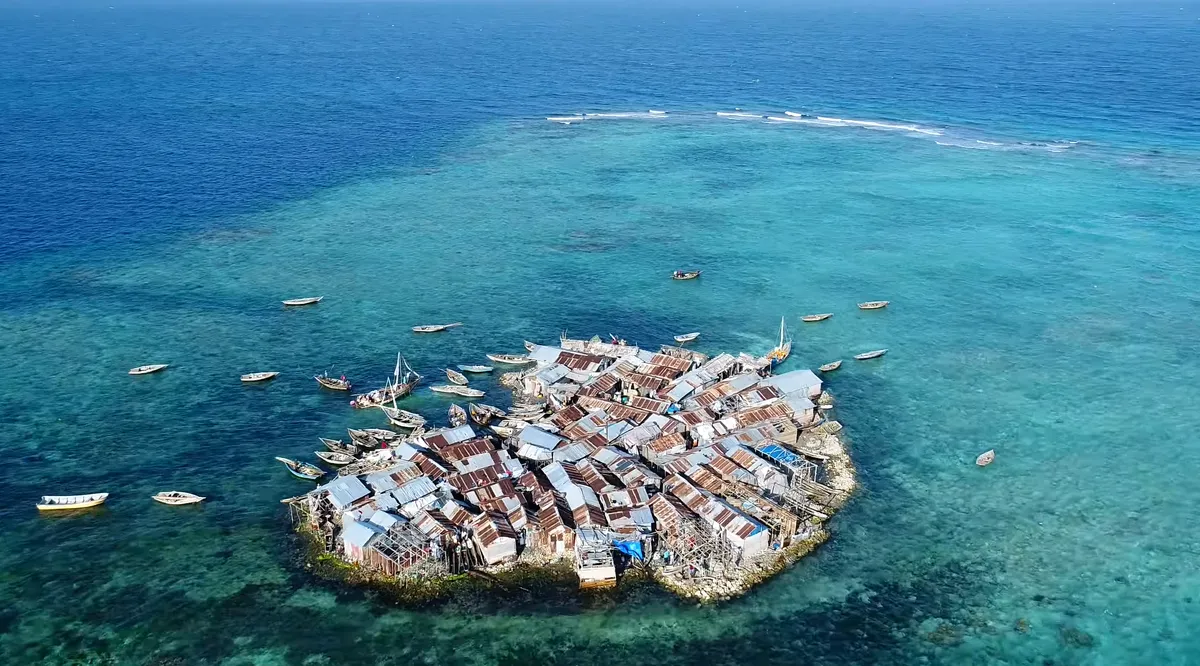 Otok v velikosti nogometnega igrišča, na katerem živi okoli 300 ljudi