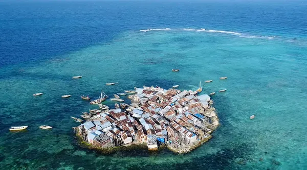 Otok v velikosti nogometnega igrišča, na katerem živi okoli 300 ljudi