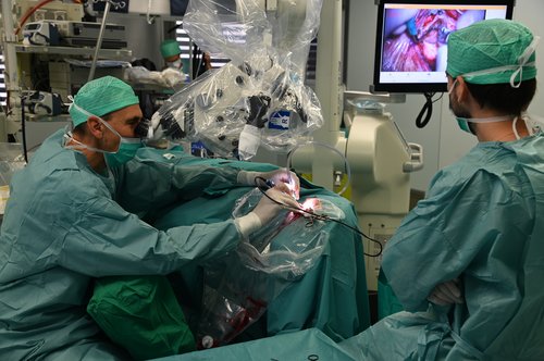 vsadek, gluhi, operacija